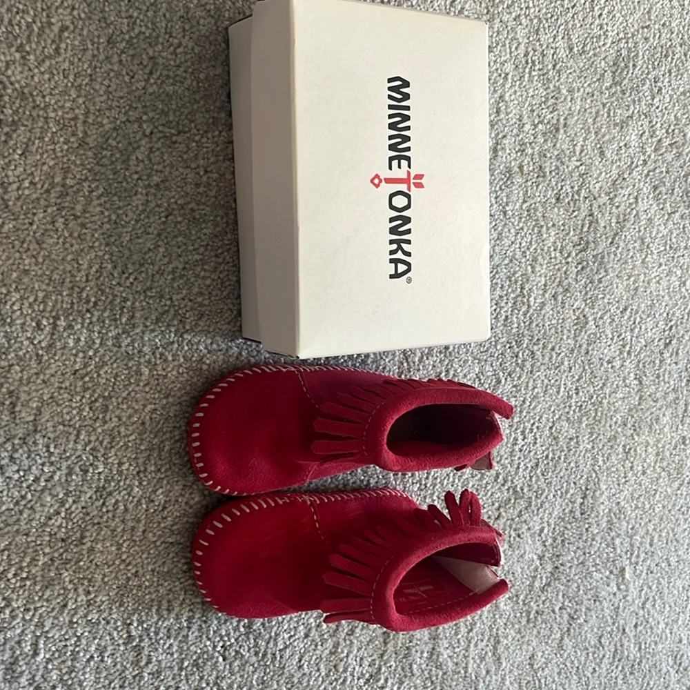 Never worn adorable Minnetonka moccasins.